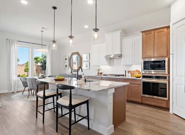 Single-family kitchen — Canyon TruWhite with Maple Alliance Caramel island