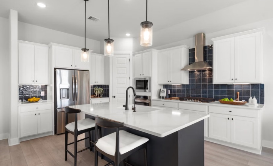 Single-family kitchen — Canyon TruWhite with a Graphite island